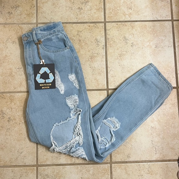 NWT Distressed High Rise Mom Jeans - Picture 3 of 5